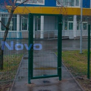 Фото Зеленый забор с калиткой и сеткой из проволоки